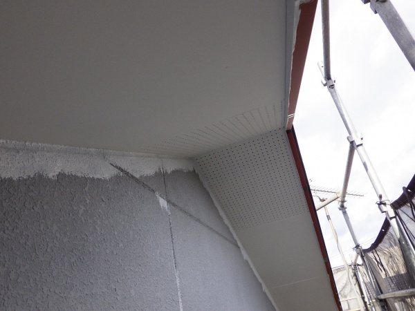 軒天１回目塗装終了です