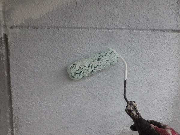 外壁の下塗り中です