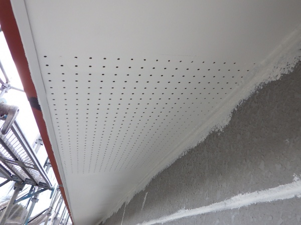 軒天２回目塗装終了です