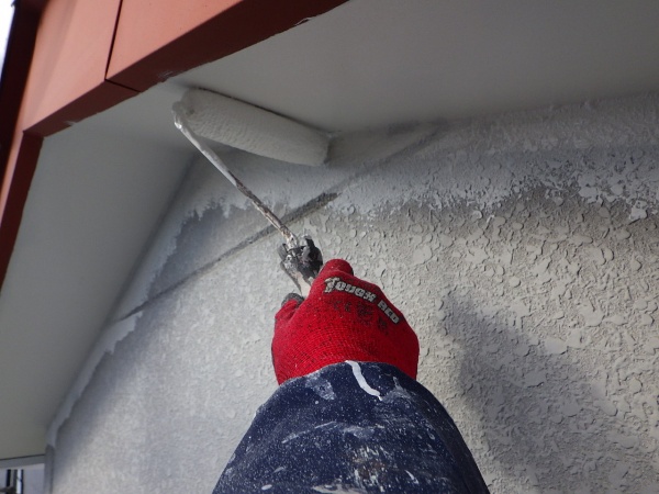 軒天２回目塗装中です