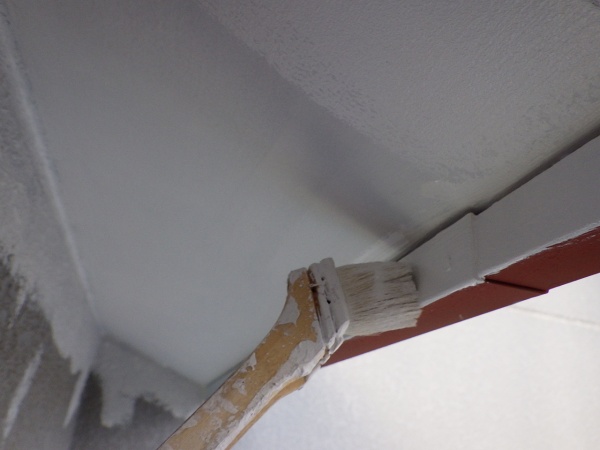 軒天２回目塗装中です