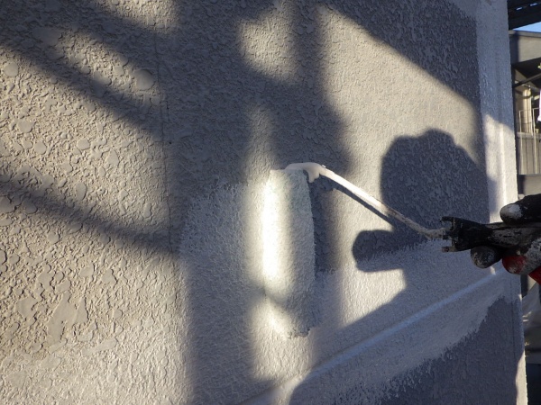 外壁の下塗り中です