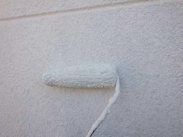 下塗りローラー塗装中です