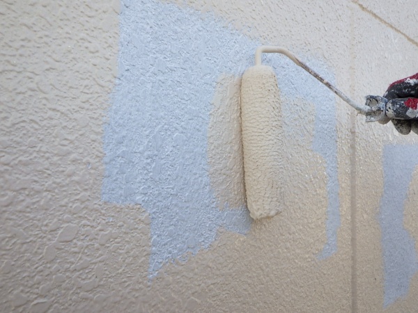 中塗りローラー塗装中です