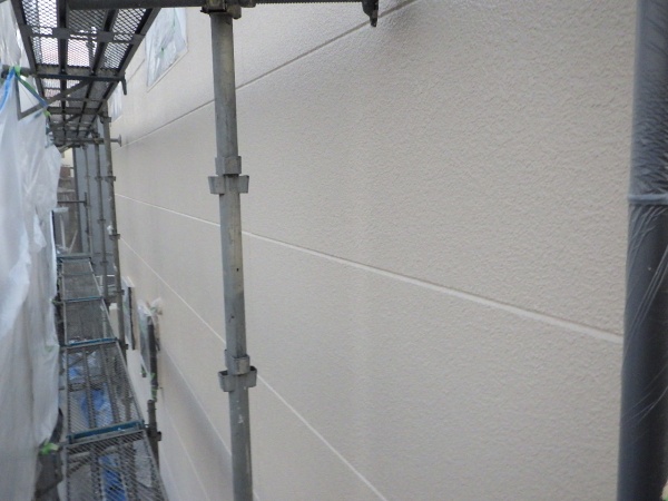 １階外壁の上塗り終了です
