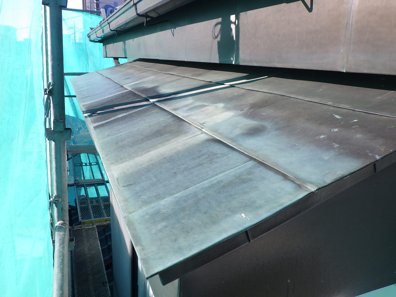 金属屋根面の汚れと退色