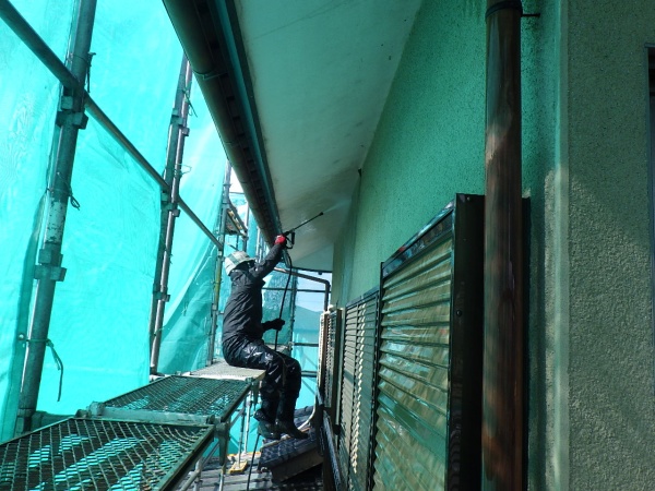 外壁の高圧洗浄中です