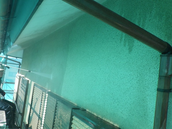 外壁の高圧洗浄中です