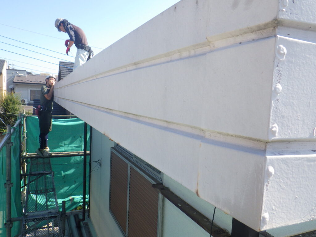 撤去前の軒樋隠し板金の状態です
