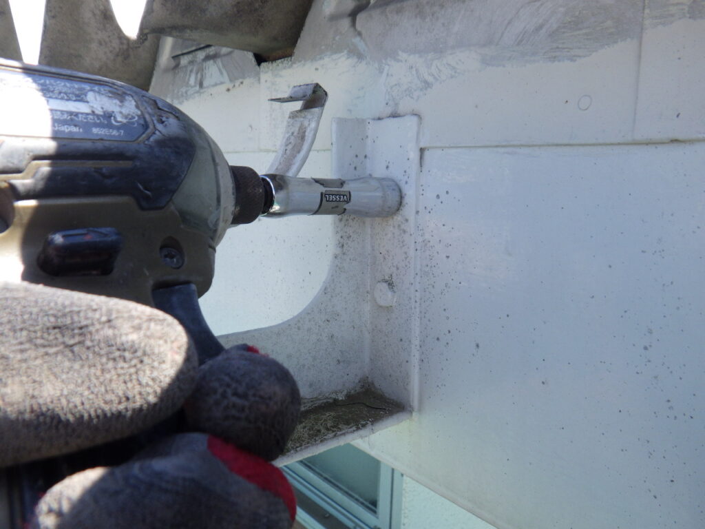 軒樋と支持金具の撤去中です