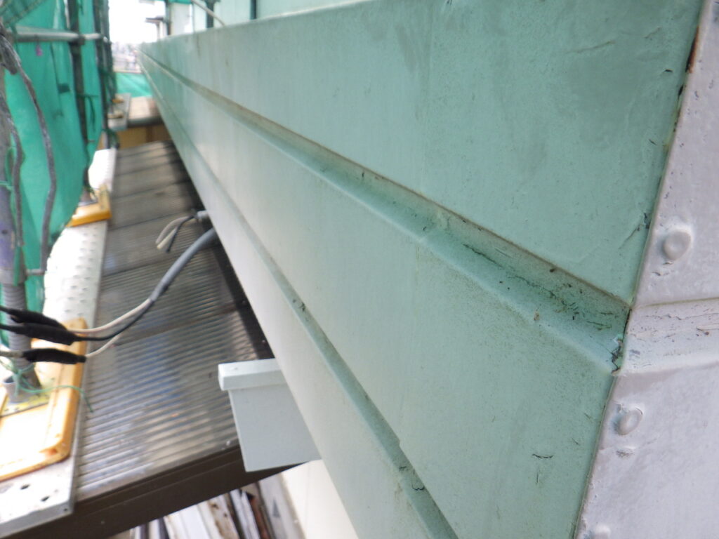 撤去前の軒樋隠し板金の状態です