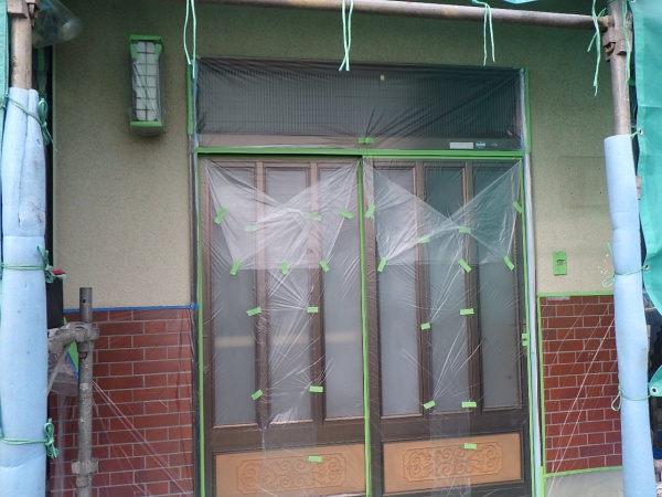 玄関周りの養生が終了しました