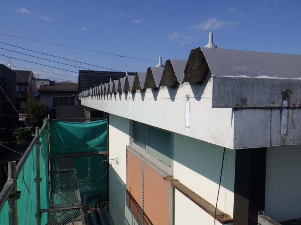 大屋根のシーリング終了です