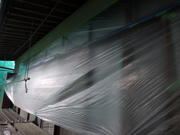 掃き出し窓の養生が終了しました