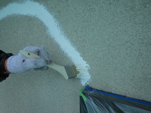 外壁ヒビの補修中です