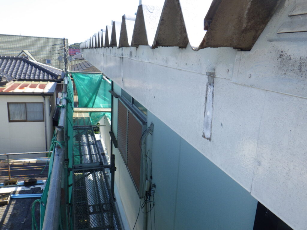 大屋根のシーリング終了です