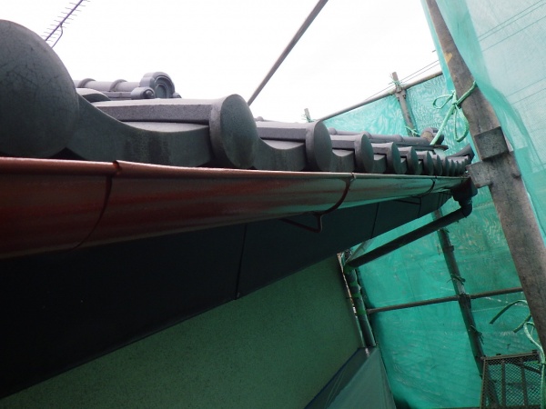 軒樋の錆止め塗装が終了しました