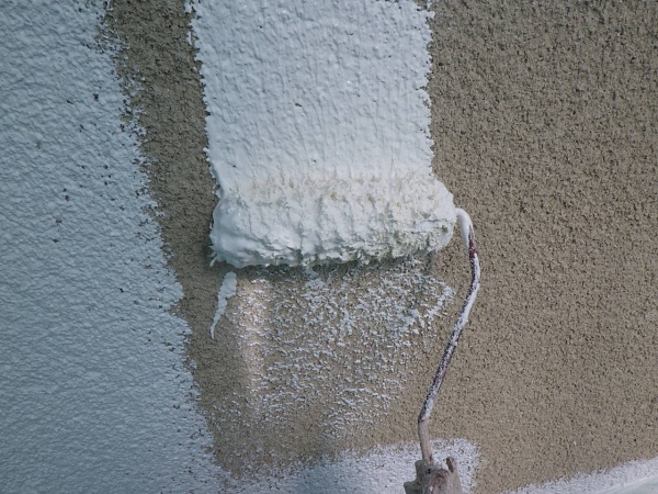 リシン外壁のローラー塗装中で