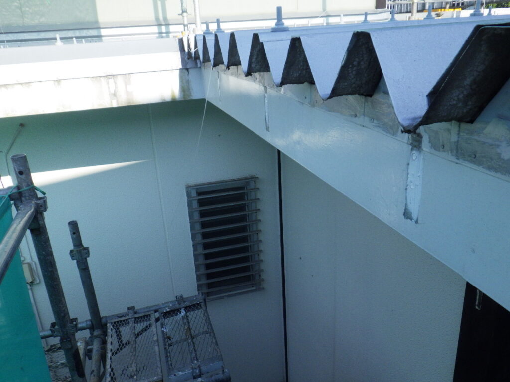 下屋根のシーリング終了です