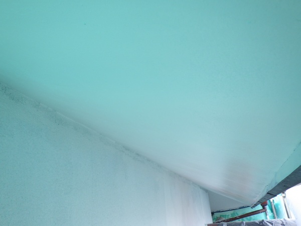 １回目軒天塗装終了です