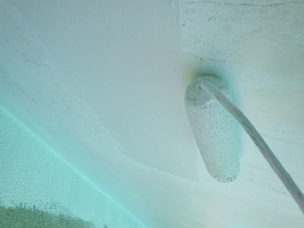 ２回目軒天ローラー塗装中です