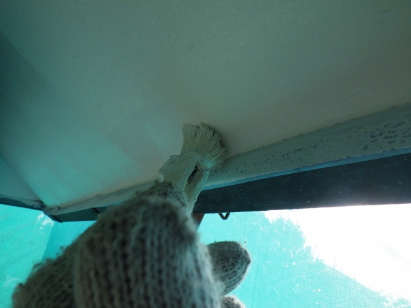 ２回目軒天刷毛塗装中です