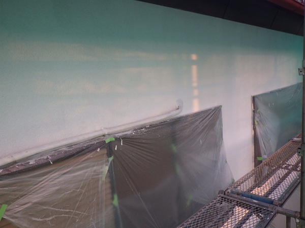 リシン外壁の中塗り終了です