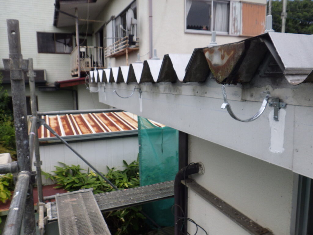 軒樋金具取り付け終了です