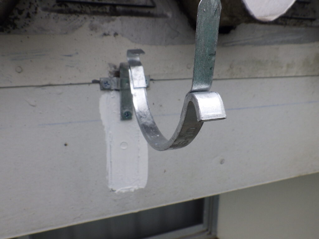 軒樋金具取り付け終了です