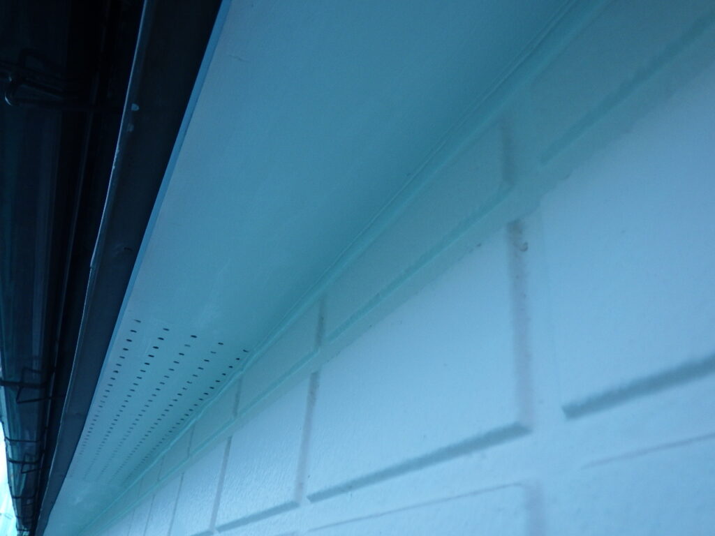 軒天１回目塗装終了です