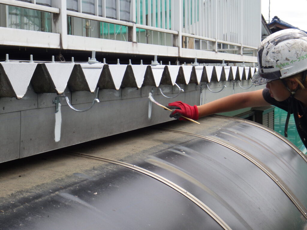 軒樋金具跡のタッチアップ中です