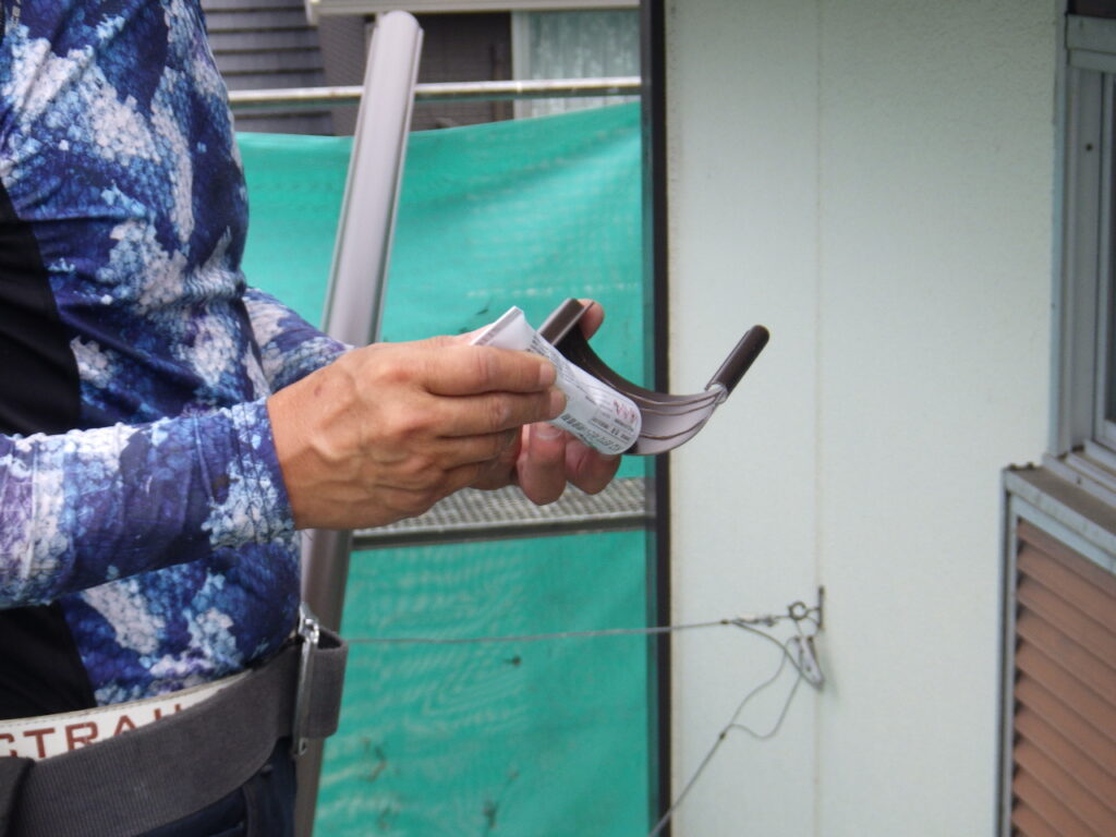 軒樋の取り付け中です