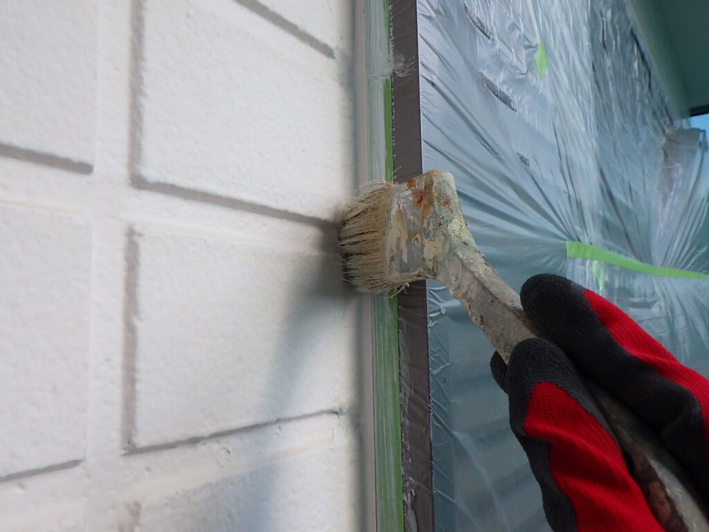 外壁下塗り塗装中です