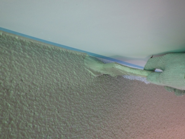 軒天との取り合い塗装中です