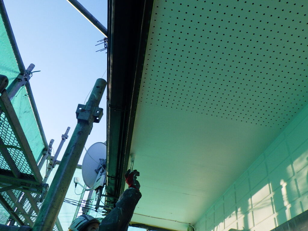 軒天２回目塗装中です