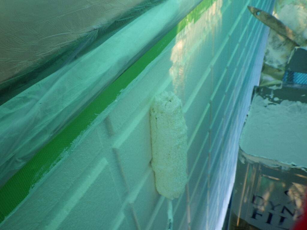 外壁下塗り塗装中です