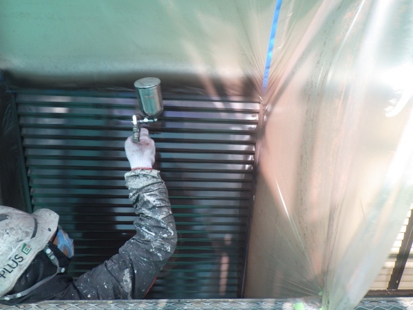 戸袋の上塗り塗装中です