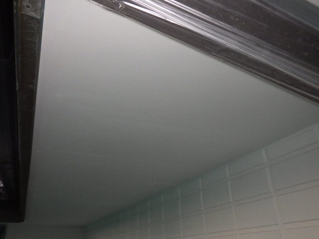 軒天２回目塗装終了です