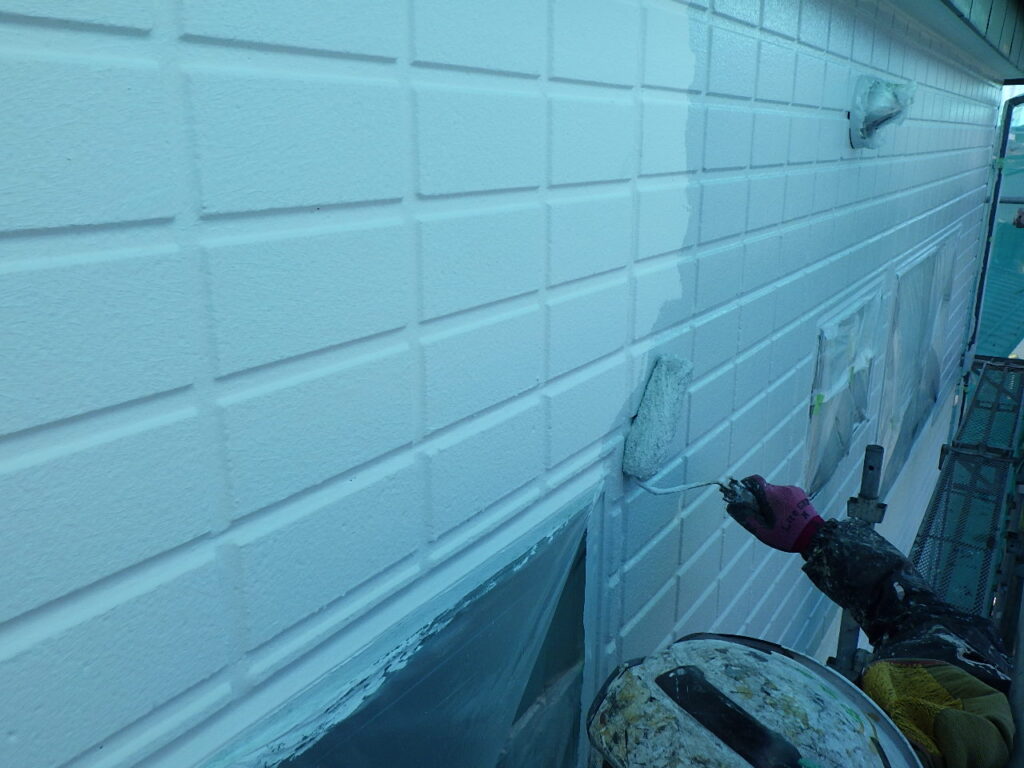 外壁の中塗り塗装中です