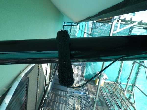 雨樋の上塗り中です