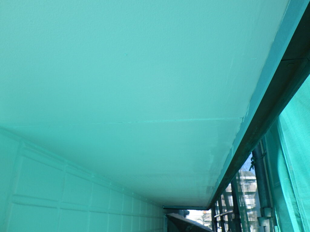 軒天の２回目塗装終了です