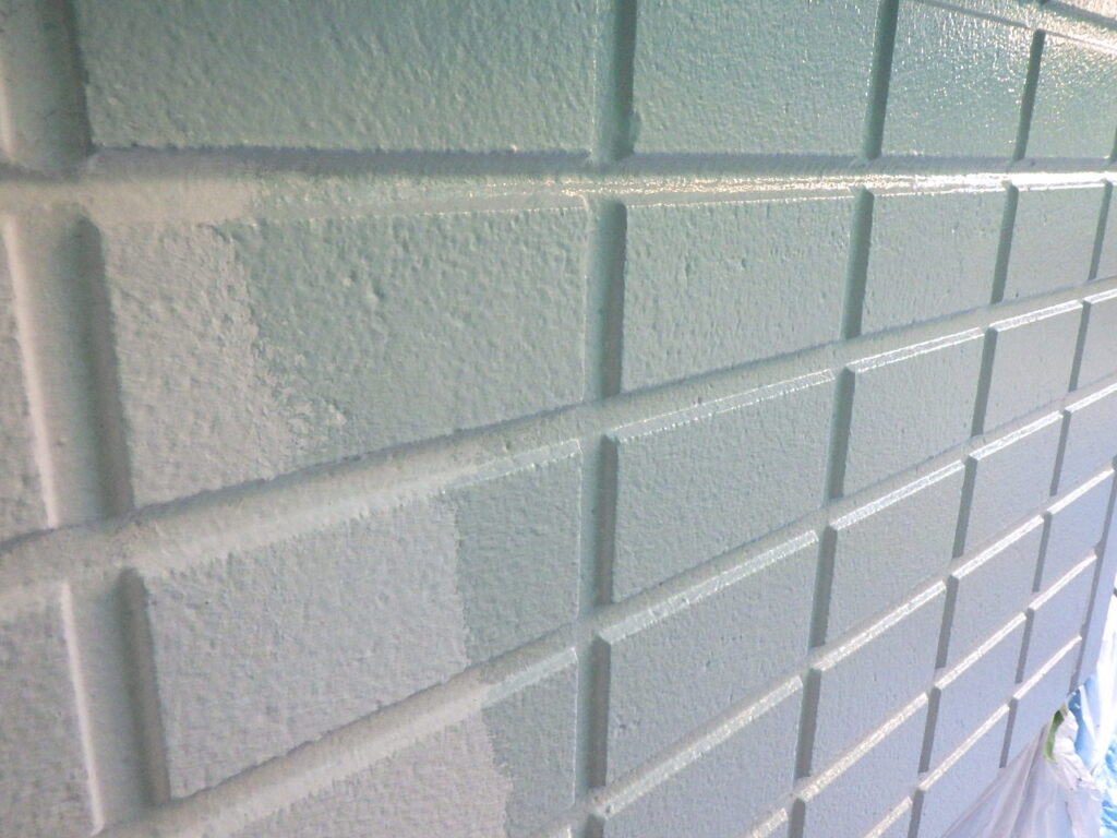 外壁の中塗り塗装中です