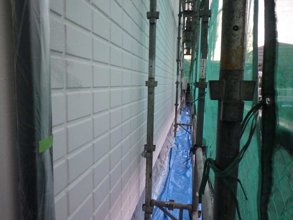 １階外壁の下塗り終了です