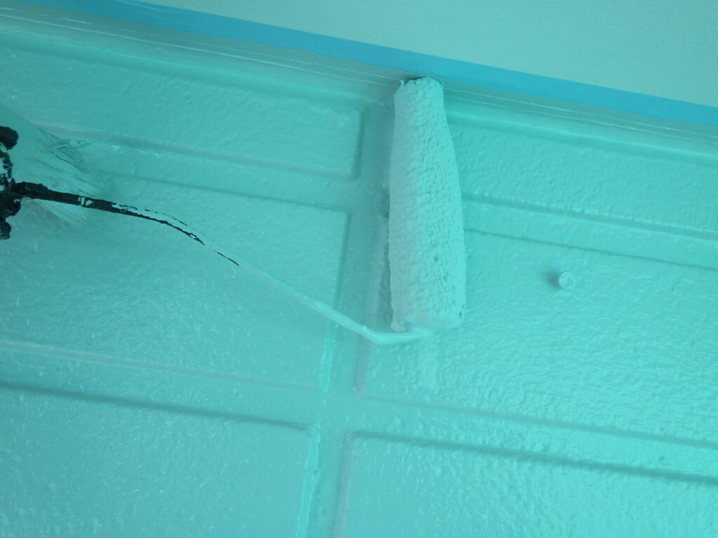 取り合い上塗り塗装中です