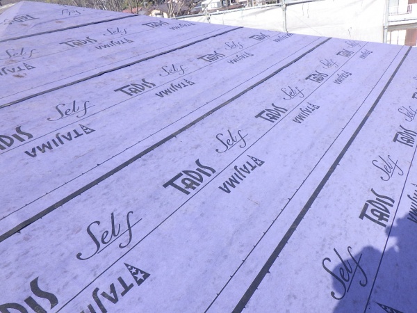 ルーフィングを撤去中です