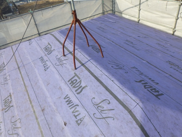 ルーフィングを撤去中です