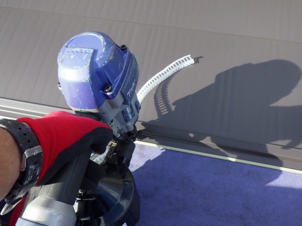 ルーフの取り付け中です