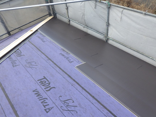 ルーフの取り付け中です