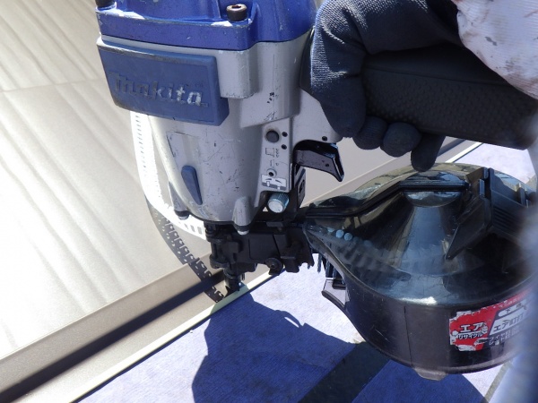 ルーフの取り付け中です