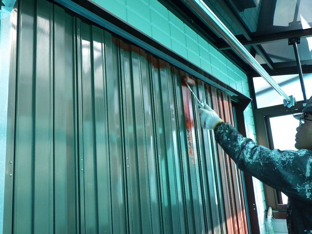 雨戸錆止め塗装中です